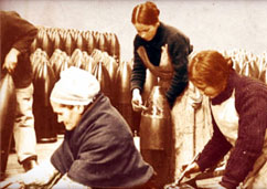 1917 wurde gleicher Lohn fr Frauen in der Kriegsindustrie erreicht, Gleichberechtigung blieb weiter aus.