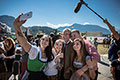 Bundesprsident Alexander Van der Bellen mit Jugendlichen, die Selfies mit ihm gemeinsam machen