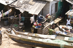 Ein Handy brchte bessere Verkaufsmglichkeiten und somit mehr Chancen und Wohlstand in dieses afrikanische Fischerdorf.