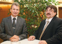 Erich Foglar, Bundesvorsitzender der Gewerkschaft Metall-Textil-Nahrung (GMTN), und Karl Proyer, stv. Bundesgeschftsfhrer der Gewerkschaft der Privatangestellten, Druck, Journalismus, Papier (GPA-DJP)