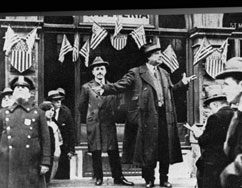 New York 1933: Arbeitslose lassen sich auf offener Strae versteigern.