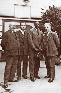 Hans Pregant (rechts), erster Prsident der Arbeiterkammer in Linz (1921-1934), mit zwei Kollegen und einem Gast aus Afrika.