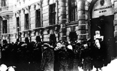 Warten auf die Schuhausgabe vor dem AK-GB-Gebude in der Wiener Ebendorferstrae 1946. AK und GB organisierten in den Nachkriegsjahren mit auslndischer Hilfe Lebensmittel und Bekleidung fr ArbeitnehmerInnen.