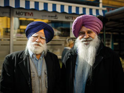 Nirmal Singh und Sukhdeep Singh, zwei indische Hndler am Brunnenmarkt