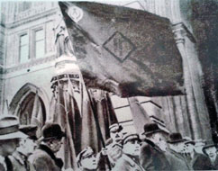 Die ITF-Fahne auf dem Wiener Rathausplatz 1930