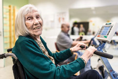 Eine 94-jhrige Bewohnerin des Pflegeheims Meidling strampelt wegen ihrer Kniebeschwerden auf dem Theravital-Fahrrad.