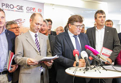 Die Chefverhandler der ArbeitnehmerInnen Rudolf Wagner (GPA-djp) und Rainer Wimmer (PRO-GE) verknden das Ergebnis der KV-Verhandlungen.