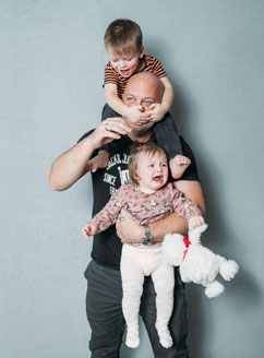 Symbolfoto: berforderter Vater - Familien im Schleudern