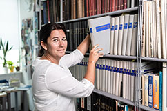 Redaktionsassistentin Sonja Adler im GB-Archiv.