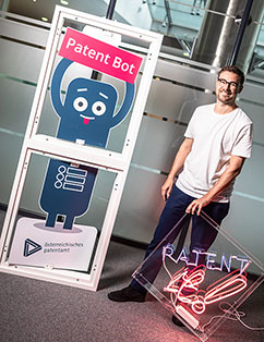 Christoph Mandl, Projektleiter im Patentamt, mit dem Chatbot "Albert Patent Bot"