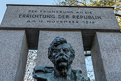 Das Republik-Denkmal neben dem Parlament in Wien mit der Bste Victor Adlers.