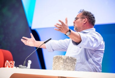 Willi Mernyi am Rednerpult des ÖGB-Bundeskongresses
