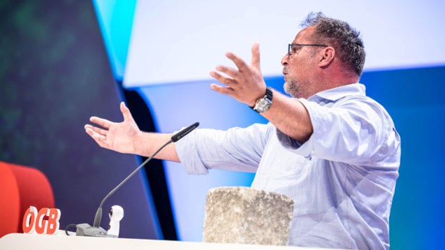 Willi Mernyi am Rednerpult des ÖGB-Bundeskongresses