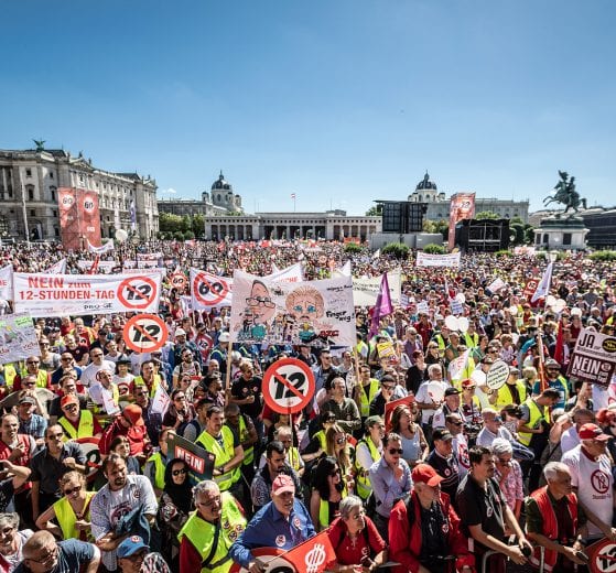 Panoramafoto der ÖGB Großdemonstration am 30. 6. 2018, aufgenommen von der Bühne
