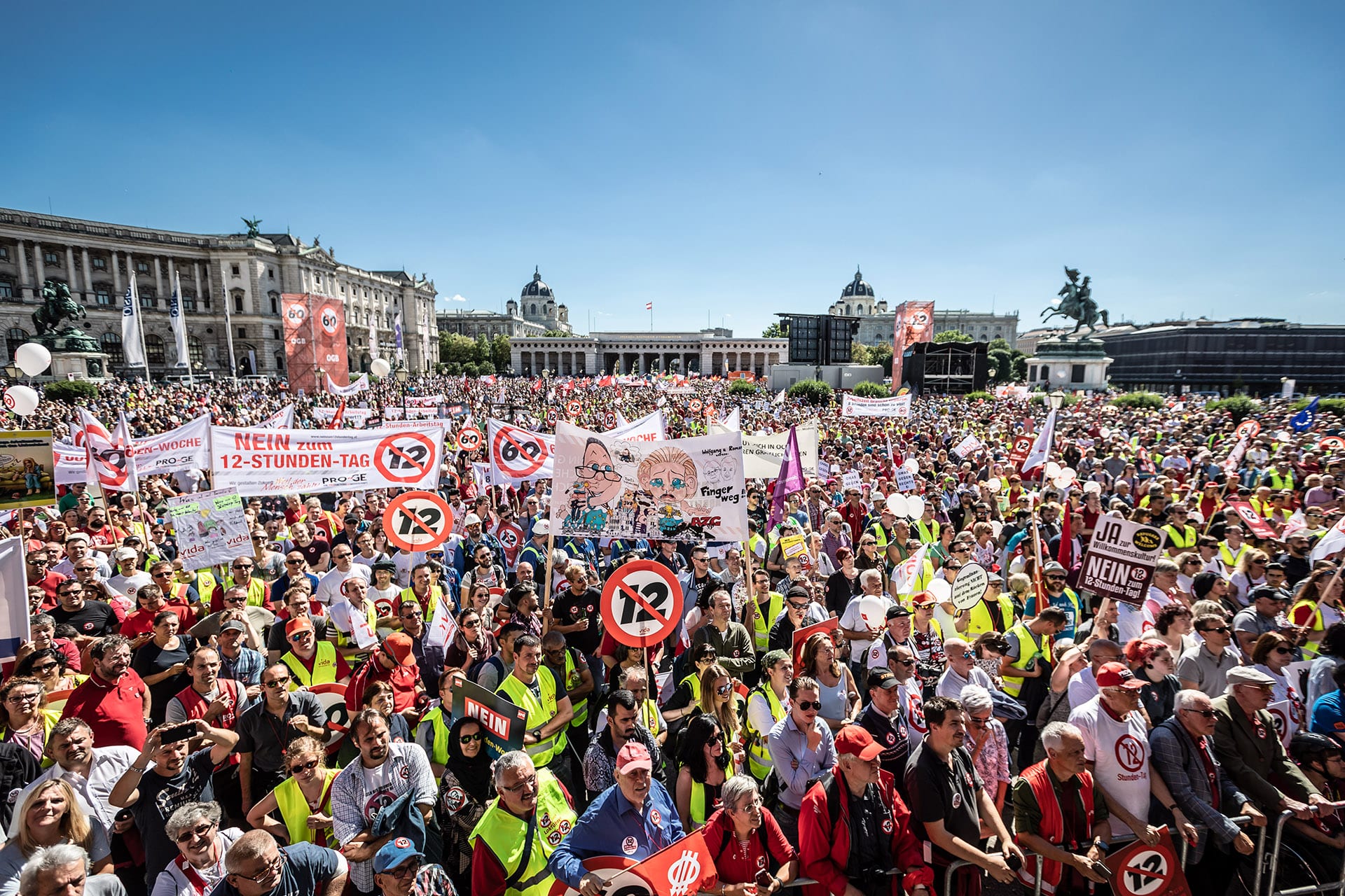 Panoramafoto der ÖGB Großdemonstration am 30. 6. 2018, aufgenommen von der Bühne. Bei de KV-Verhandlungen der Metaller werden der 12-Stunden-tag und die 60-Stunde-Woche wichtig.