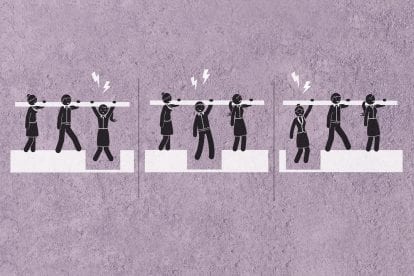 Illustration von Menschen, die einen Stab halten. Symbolbild für die Geschichte der Sozialversicherungen.