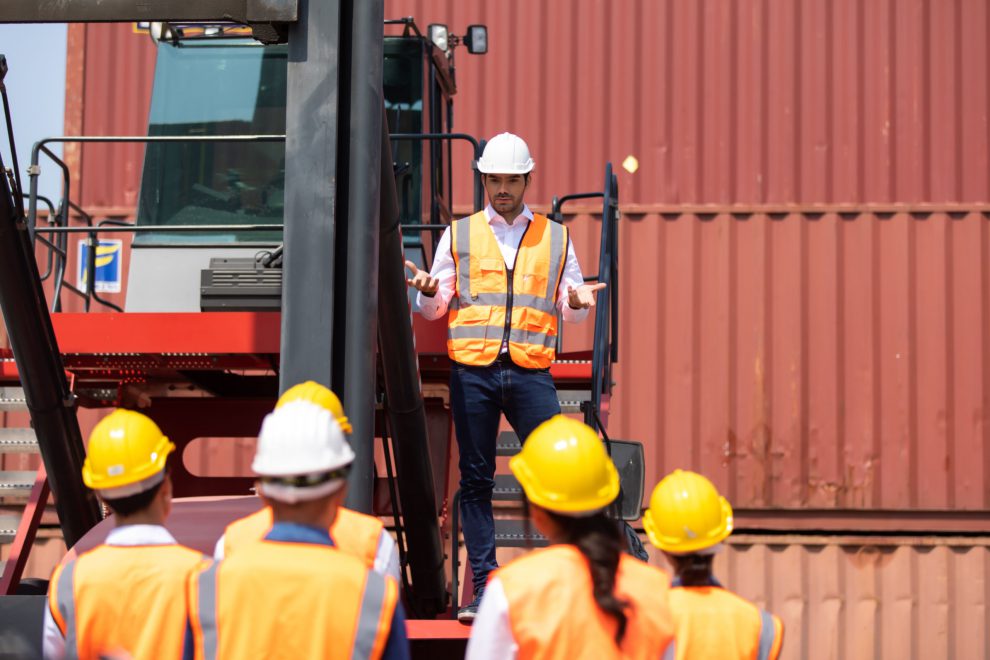 Ein Arbeiter erklärt den Streik seinen Kollegen in der Metallindsutrie.