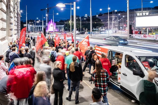 Menschen versammeln sich, um ihrer Stimme gegen den 12-Stunden-Tag Gehör zu verschaffen