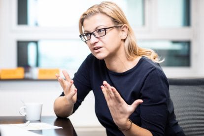 Ein Interviewfoto von Barbara Teiber. Die Vorsitzende der Gewerkschaft GPA im Portrait.