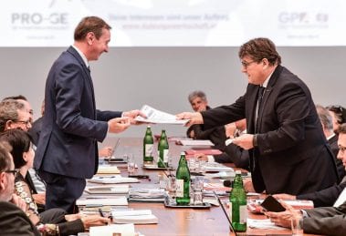 In der Herbstlohnrunde setzen sich die Gewerkschafter für mehr Lohn für Metaller ein, und fordern Ausgleich, um Verschlechterungen der Arbeitsbedingungen durch das neue Gesetz zum 12-Stunden-Tag zu kompensieren. Unbezahlte Überstunden und eine Nulllohnrunde sind für die Gewerkschafter nicht akzeptabel.