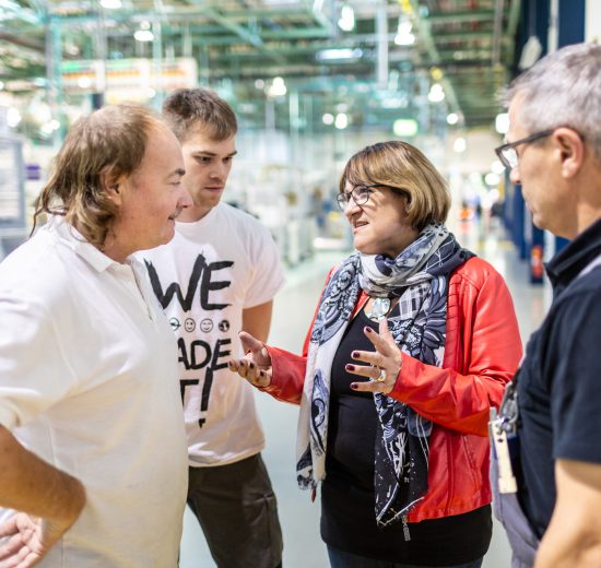 Foto von Renate Blauensteiner im Gespräch