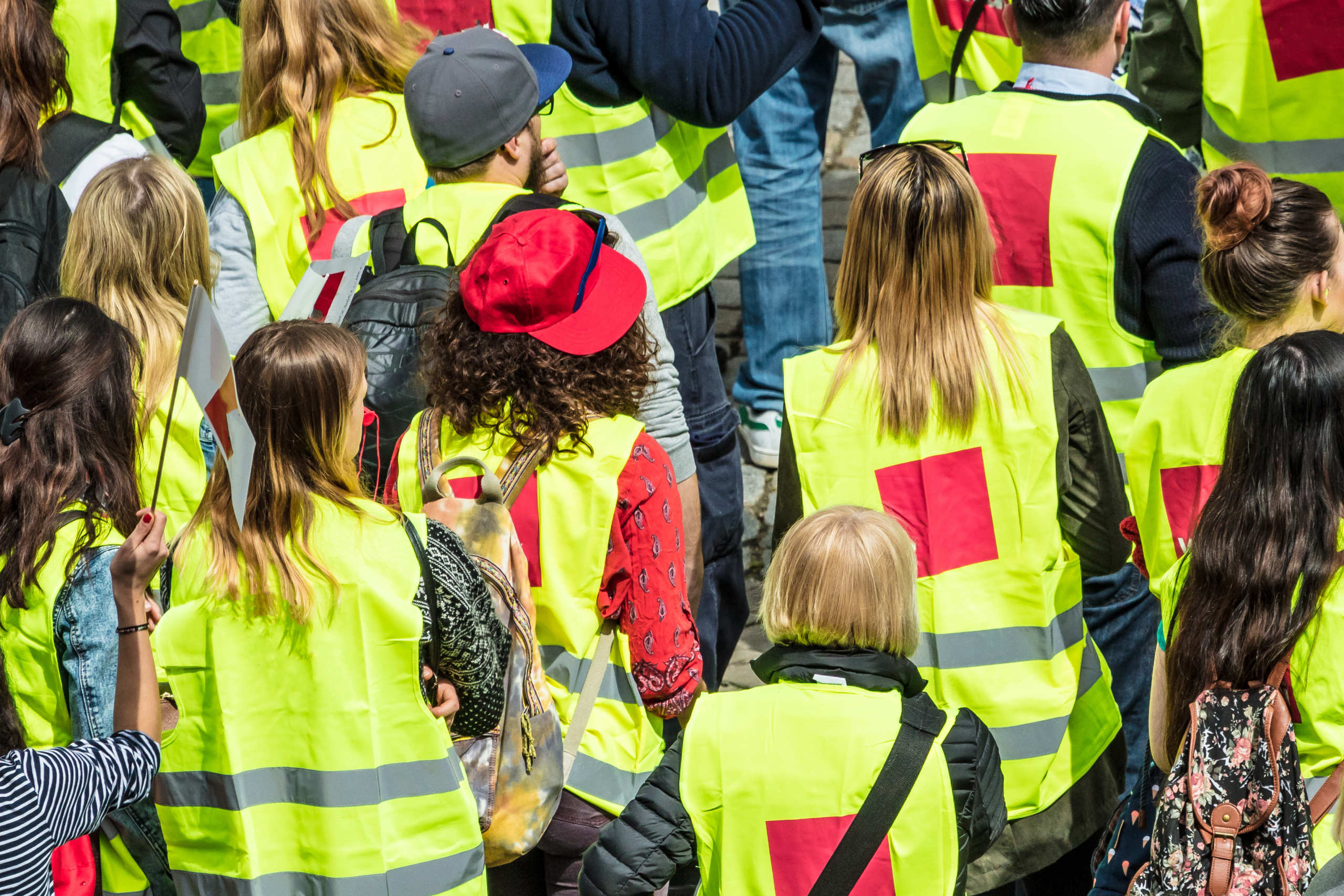 Gewerkschafter bei einem Streik von hinten. Eine Demo von Metaller nach gescheiterten Kollektivvertragsverhandlungen.