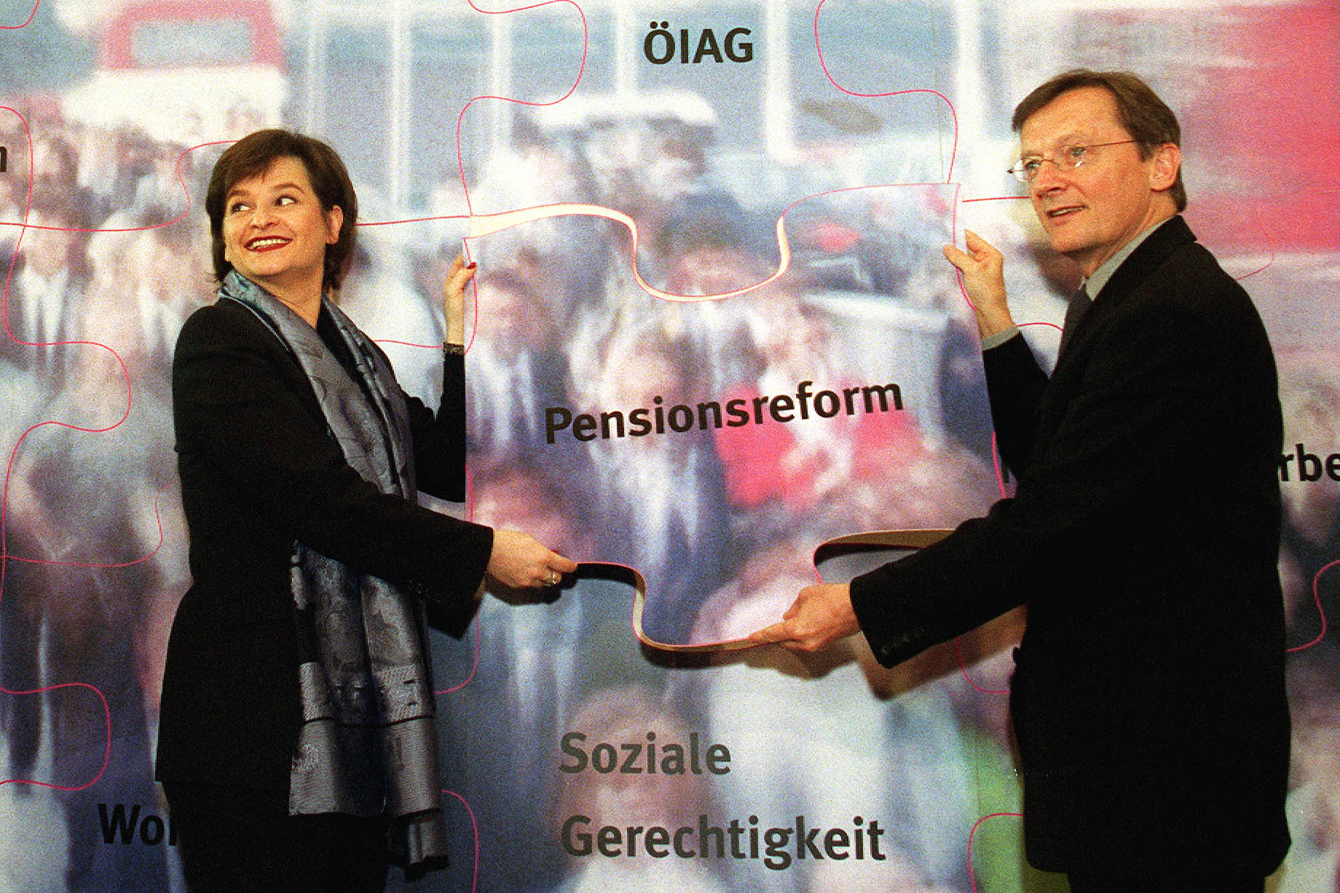 Message Control anno 2000: Vizekanzlerin Susanne Riess-Passer und Bundeskanzler Wolfgang Schuesselsetzen einen Puzzlestein für die Pensionsreform in ihr Puzzle mit Regierungsvorhaben ein.