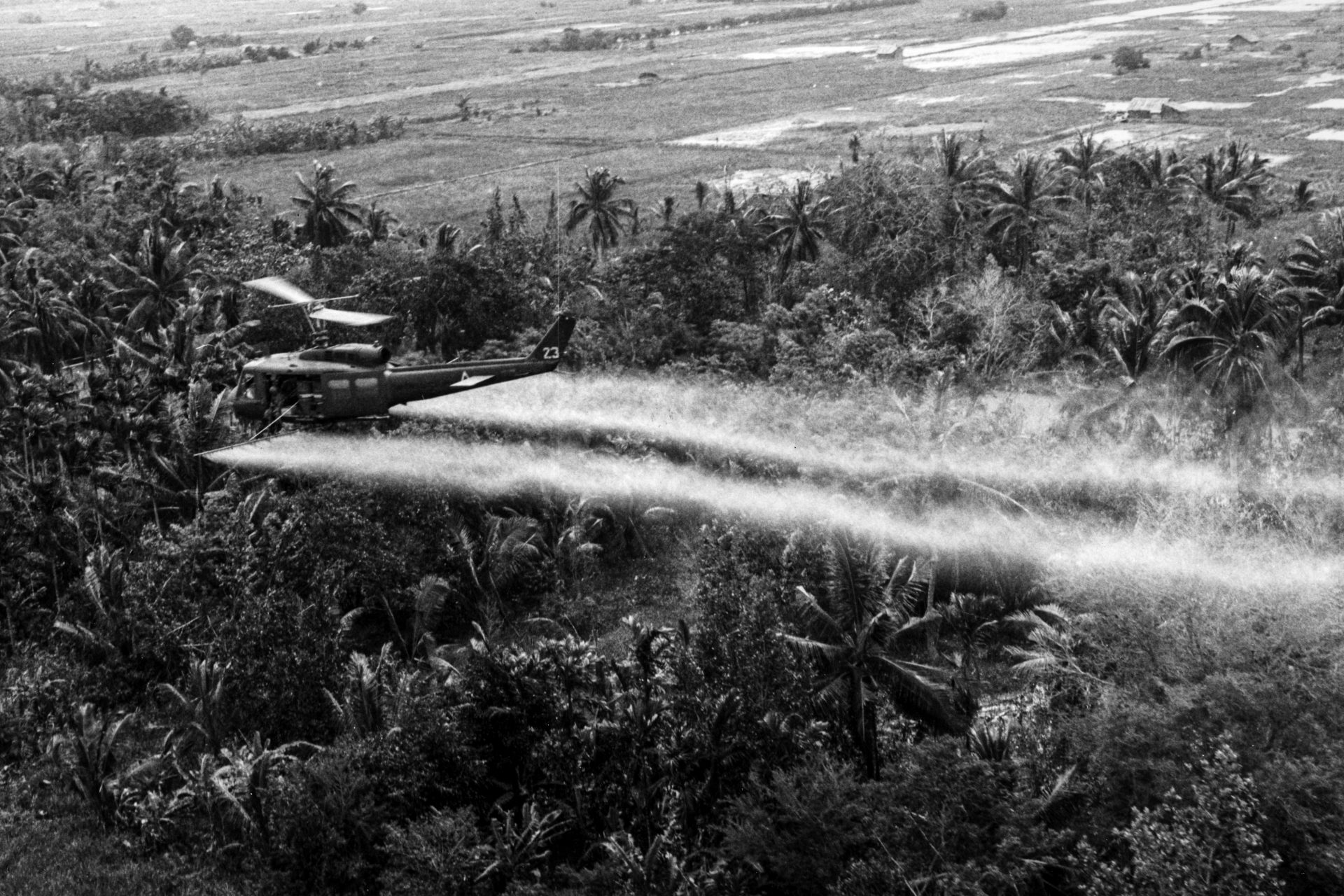 Ökozid anno Juli 1969: Ein Helikopter US-Army versprüht das Entlaubungsmittel Agent Orange über dem Mekong Delta.