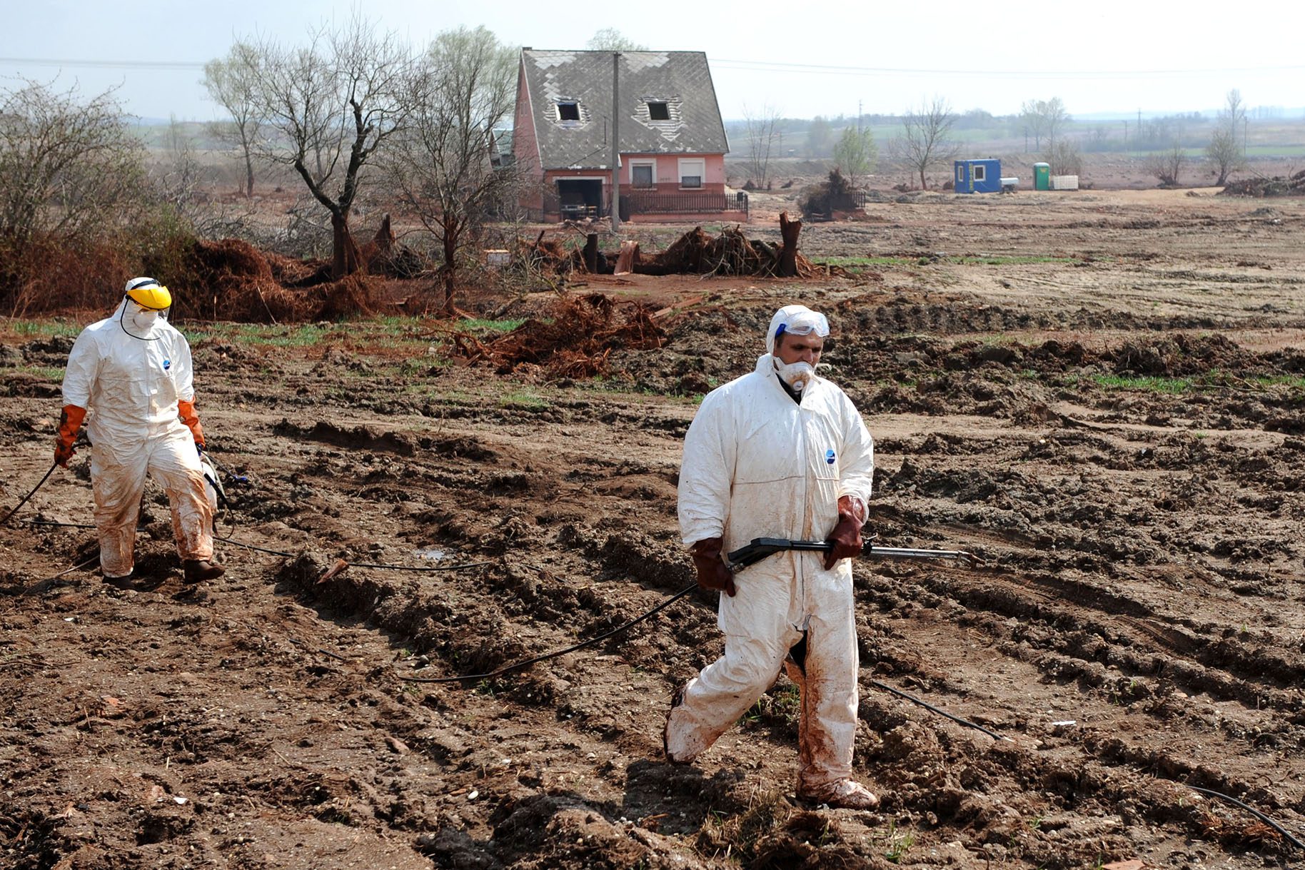 Ökozid im April 2011: das vom roten Industrieschlamm verseuchte Gelände im ungarischen Kolontár