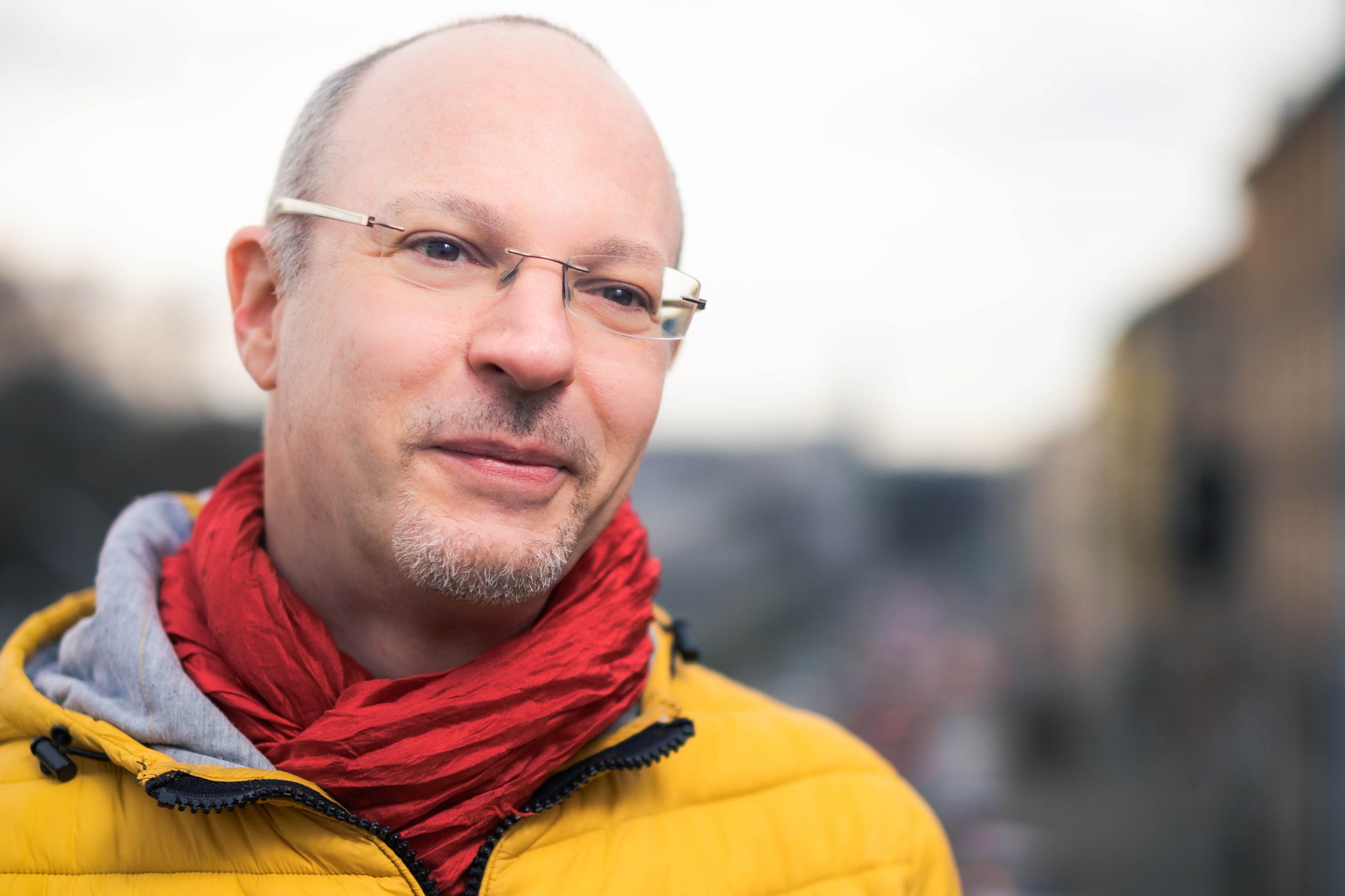 Portrait von Kurt Schalek. Er ist Experte bei der Arbeiterkammer zu Pflege und Gesundheit. Er gibt ein Interview zum Thema Förderung 24-Stunden-Betreuung.