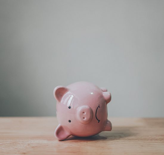 Ein Sparschwein liegt auf der Seite. Symbolbild für die Staatsverschuldung.