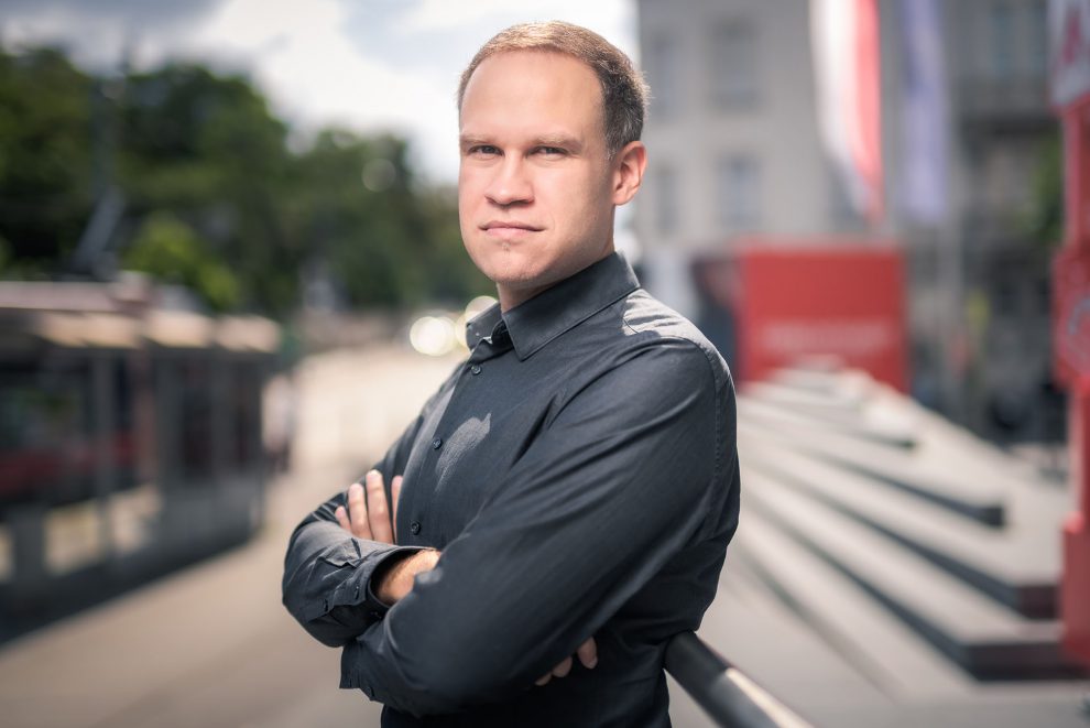 Portrait Michael Soder von der Arbeiterkammer im Gespräch über Industriepolitik.