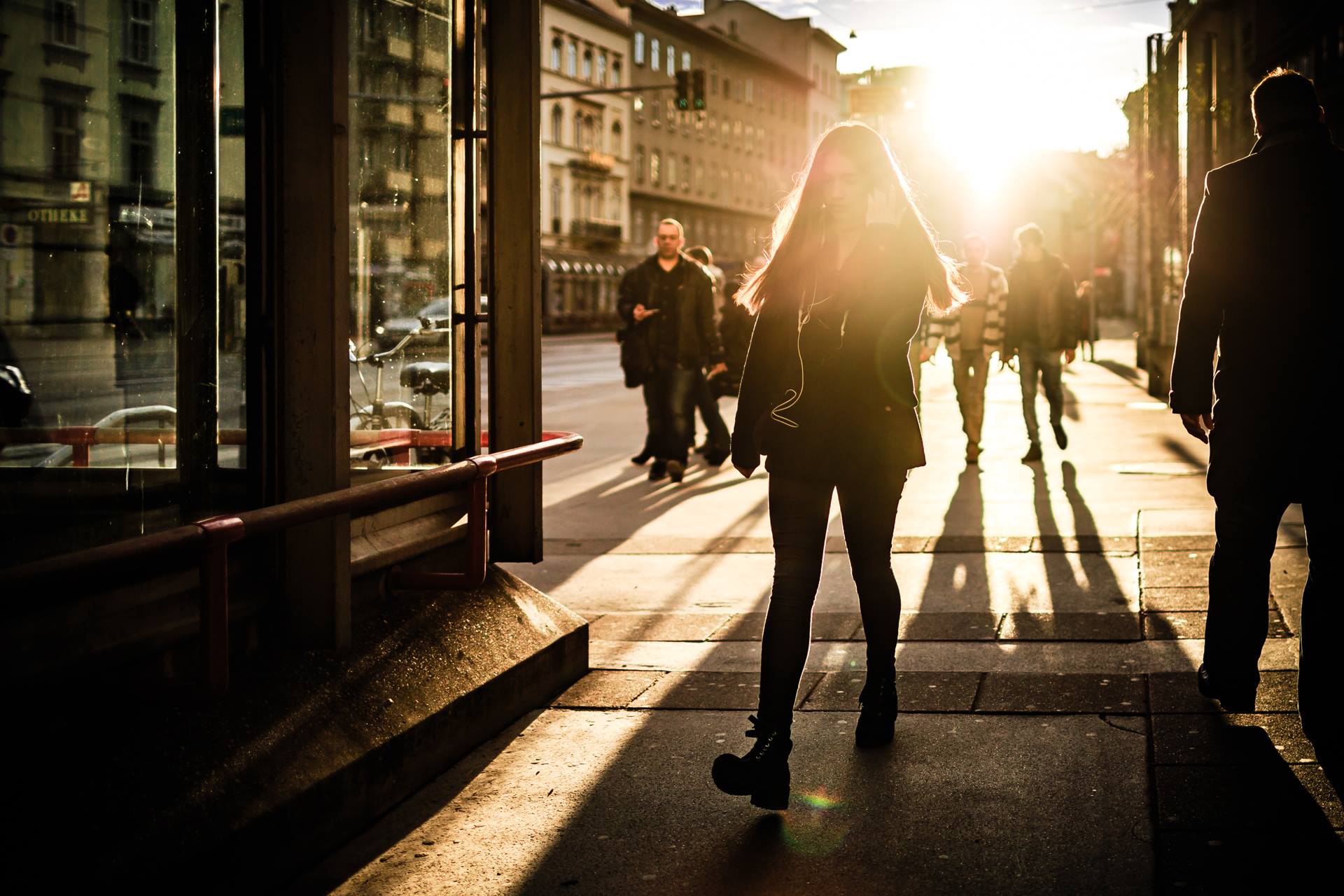 Eine Frau geht in der Abendsonne über einen Zebrastreifen mitten in Wien. Hinter stehen andere Menschen an einer Ampel. Symbolbild für den Wohlstandsbericht der Arbeiterkammer.