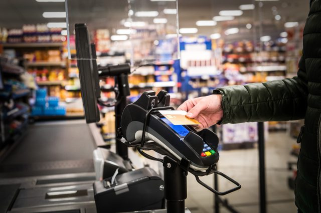 Bargeldloses Bezahlen mit Karte im Supermarkt