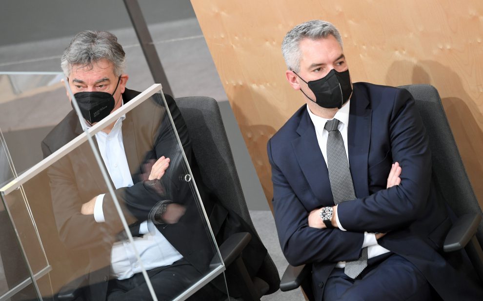 Vizekanzler Werner Kogler (Grüne) und Bundeskanzler Karl Nehammer (ÖVP) im Nationalrat. Symbolbild für die KV-Verhandlungen und den Umgang mit Krisen.