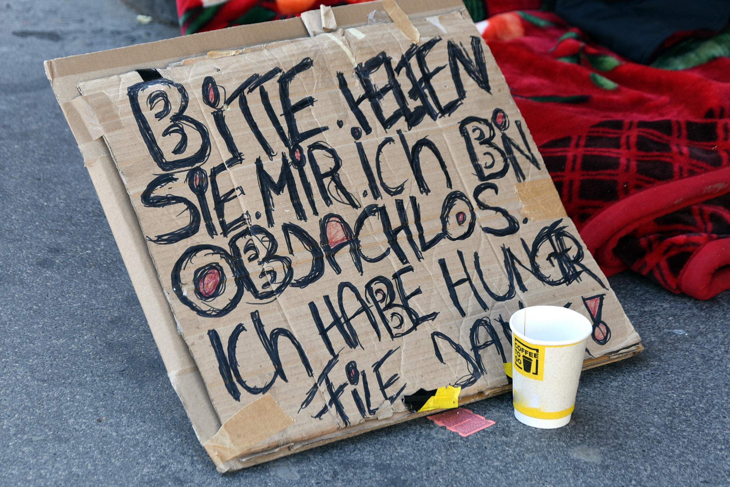Obdachlosigkeit in Österreich - Schild Hunger. Symbolfoto Elisabeth Hammer Interview.