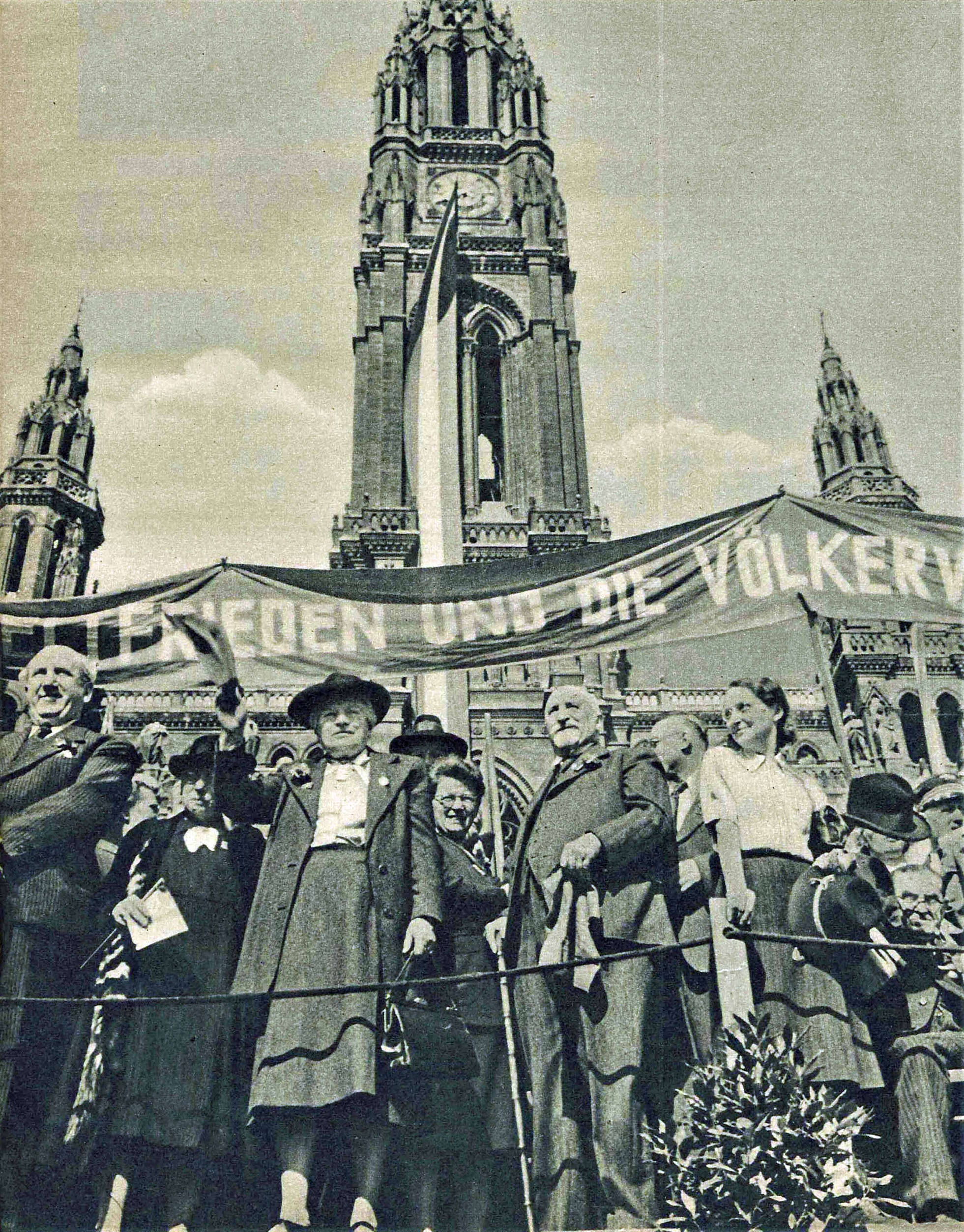 Käthe Leichter beim Maiaufmarsch am Staatsfeiertag dem Tag der Arbeit