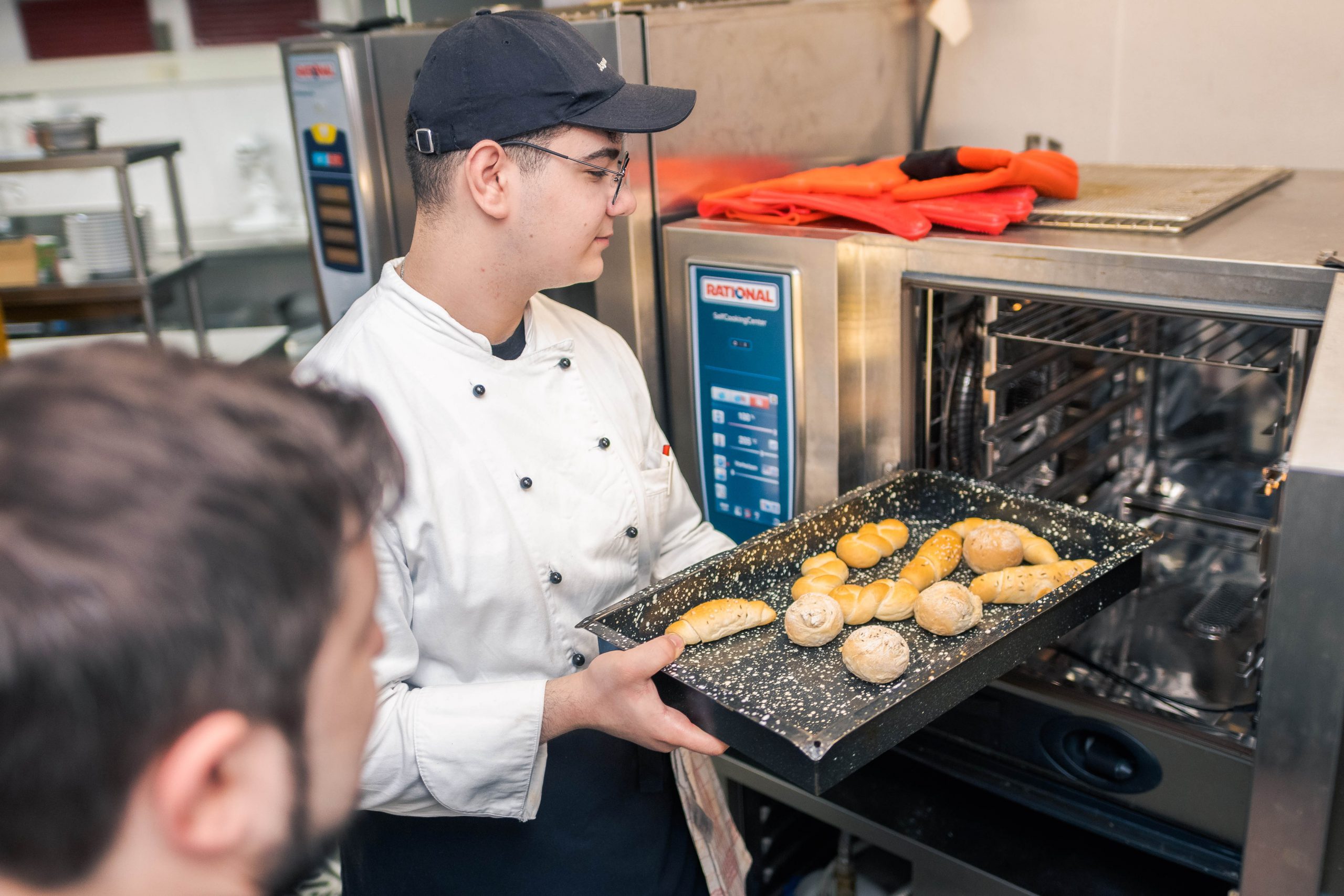 Geflüchtete Jugendlicher in der Ausbildung.