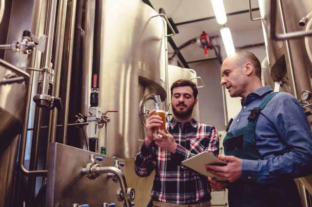 Qualitätskontrolle bei einer Brauerei, wo es in der Herbstlohnrunde 2024 mehr Geld gibt.