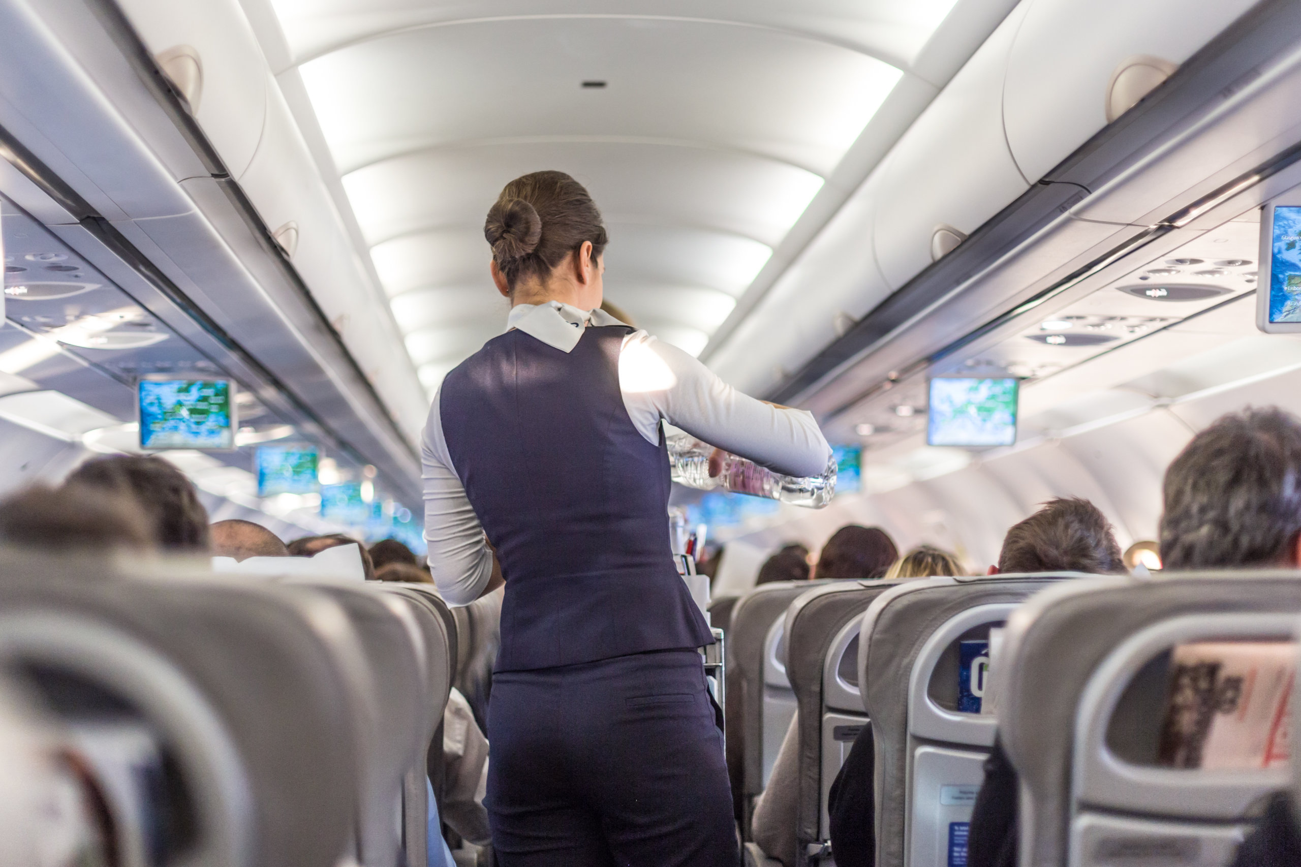 Stewardess bei der Arbeit im Flugzeug.