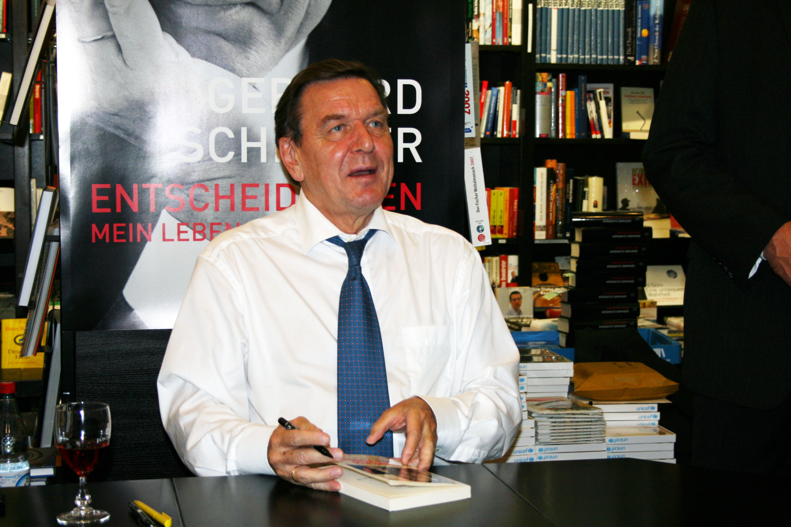 Gerhard Schröder bei einer Buchpräsentation.