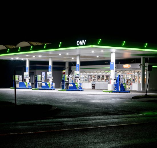 Eine OMV-Tankstelle bei Nacht. Konzerngewinne heizen die Gewinn-Preis-Spirale auf.