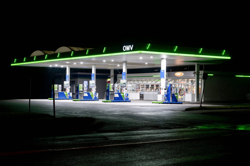 Eine OMV-Tankstelle bei Nacht. Konzerngewinne heizen die Gewinn-Preis-Spirale auf.