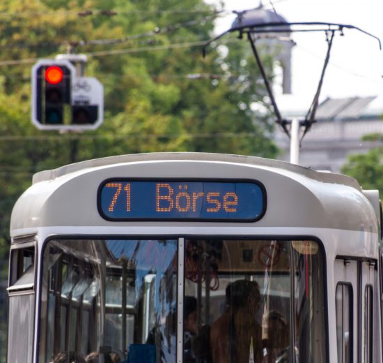 Eine Straßenbahn, oder Bim, fährt in Wien zur Börse. Smybolbild für die Gewinn-Preis-Spirale.
