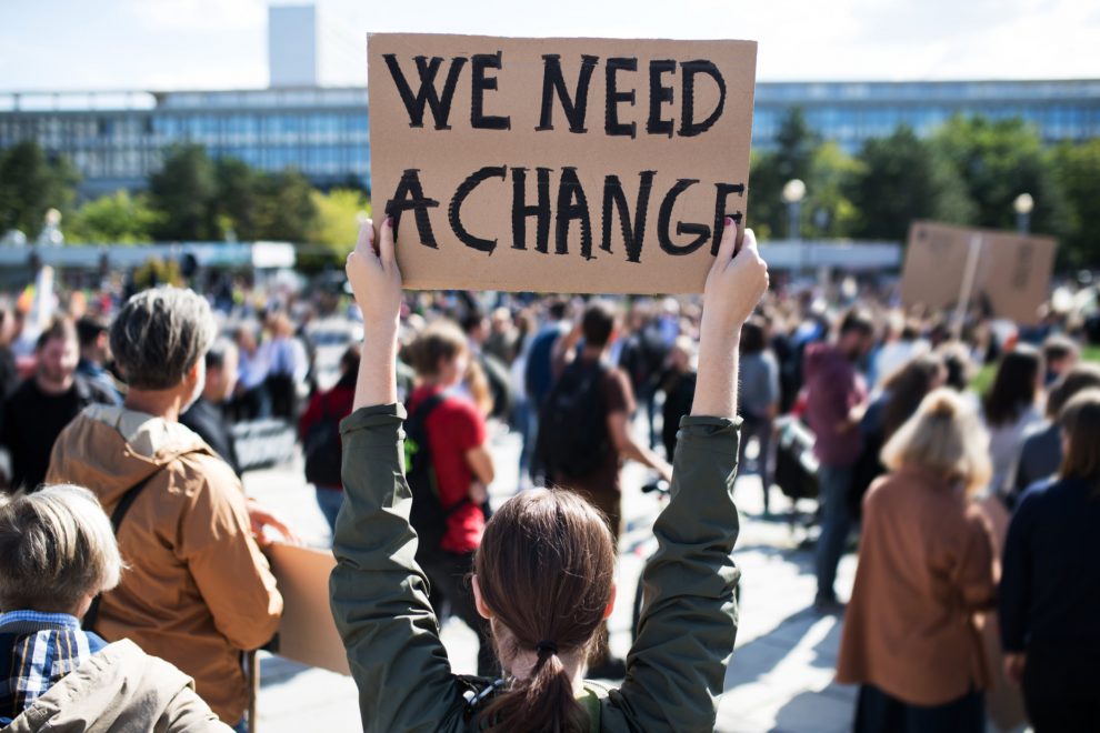 Jugend forderungen werden bei Protest kundgetan.