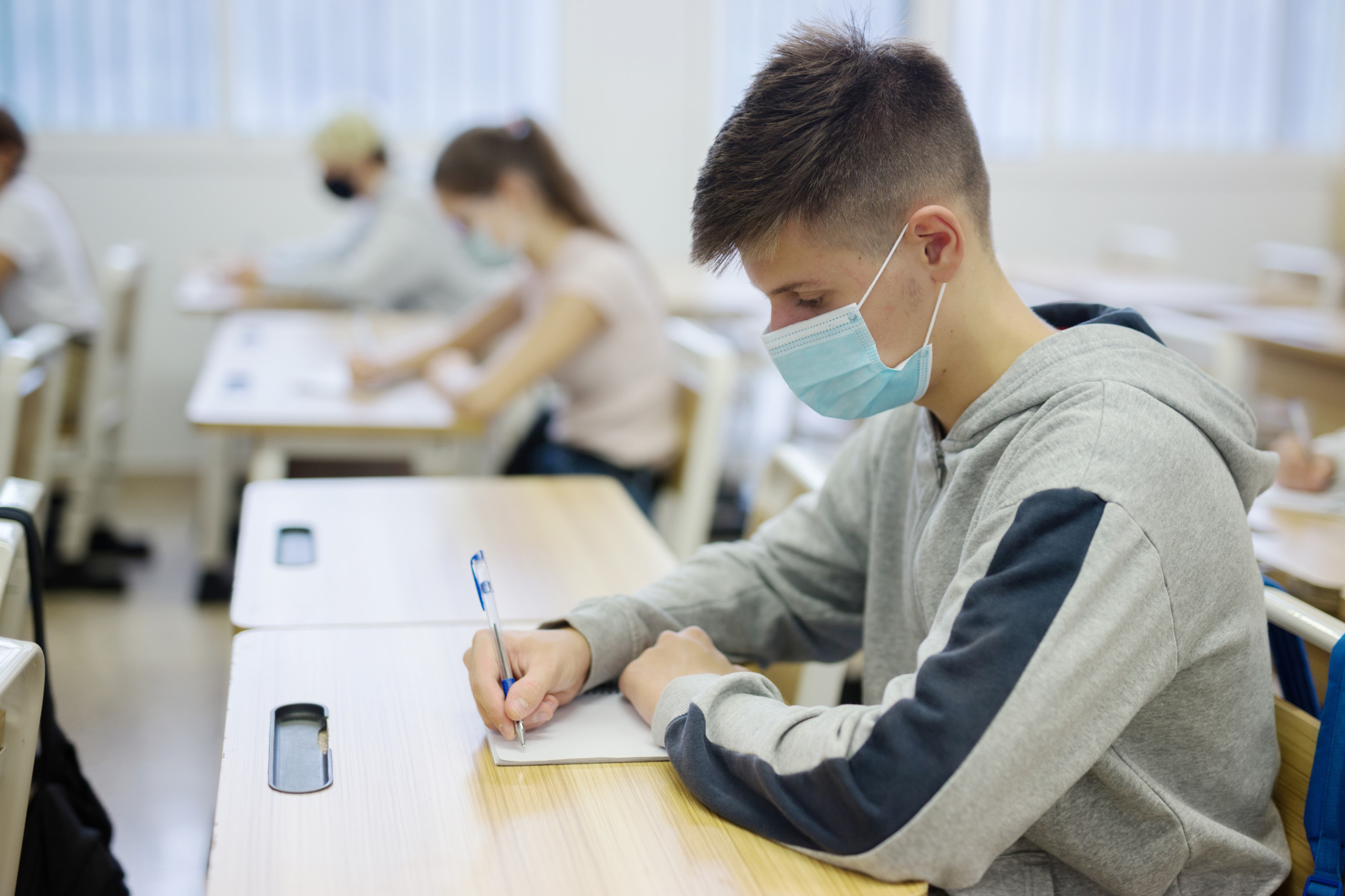 Jugend Forderung im Bereich der Bildung wird vererbt. Teenager bei der Abitur-Prüfung