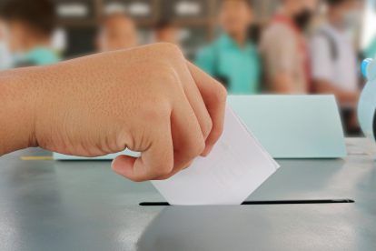 Eine Jugendliche bei der Abgabe eines Wahlzettels. Die Bundesjugendvertretung könnte Jugendlichen eine Stimme geben.
