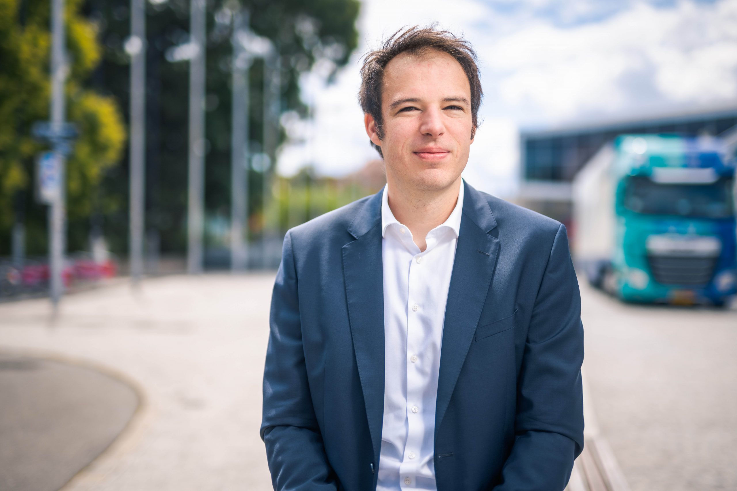 Portrait Oliver Picek, Chefökonom beim Momentum Instituts. Im Interview über den Nutzen Sozialstaat.