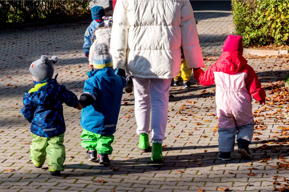 erziehering mit Kindern Kindergärtnerin Kita Jobmotor Sozialstaat