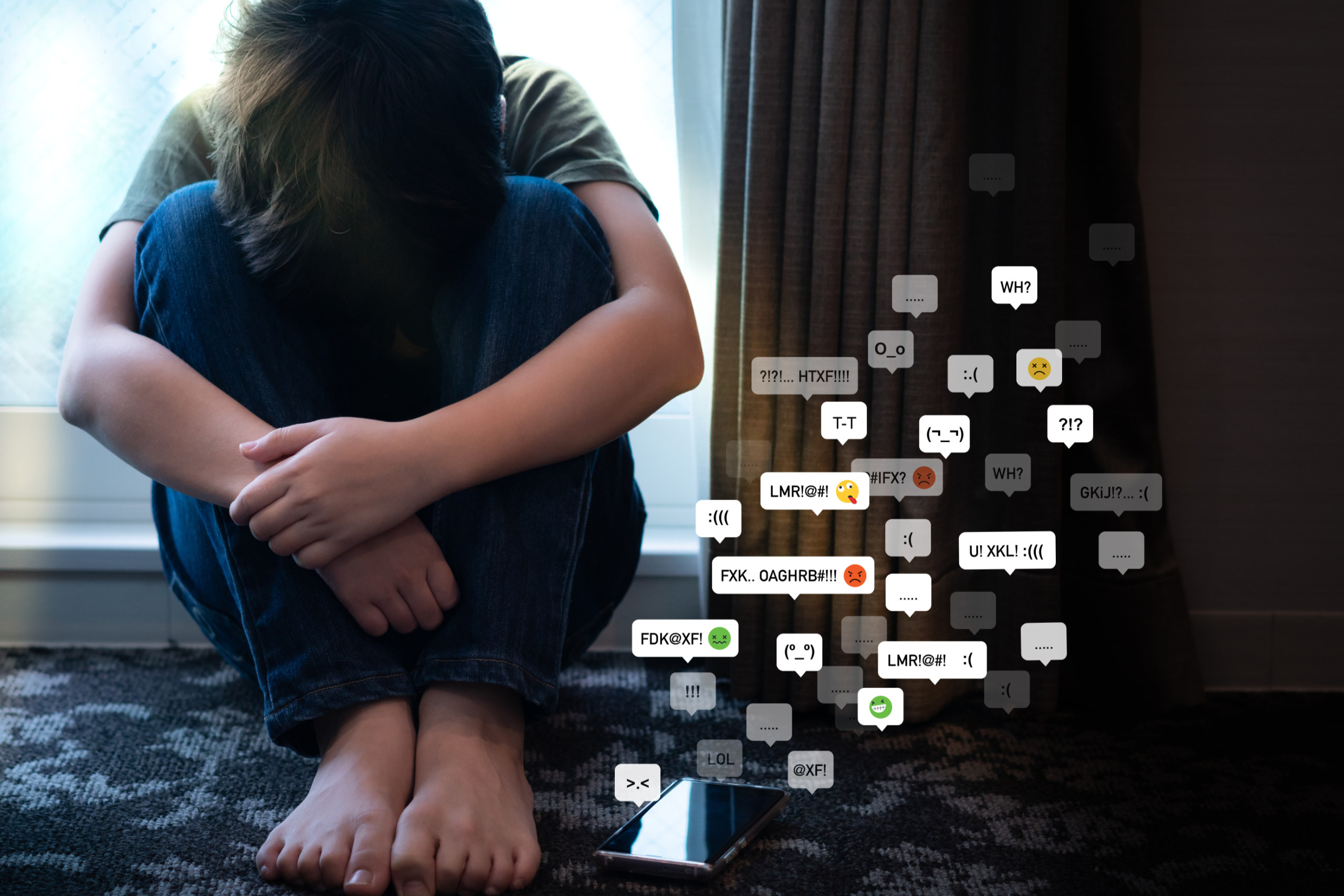 App gegen Hass im Netz. Ein Junge verzweifelt am Cybermobbing.